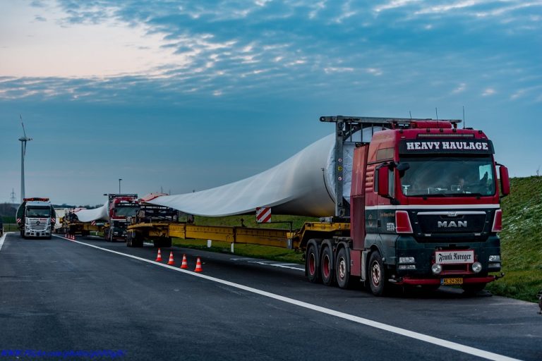 Global Supply Chain Group - Wind turbine blade on truck Flickr Rab Lawrence